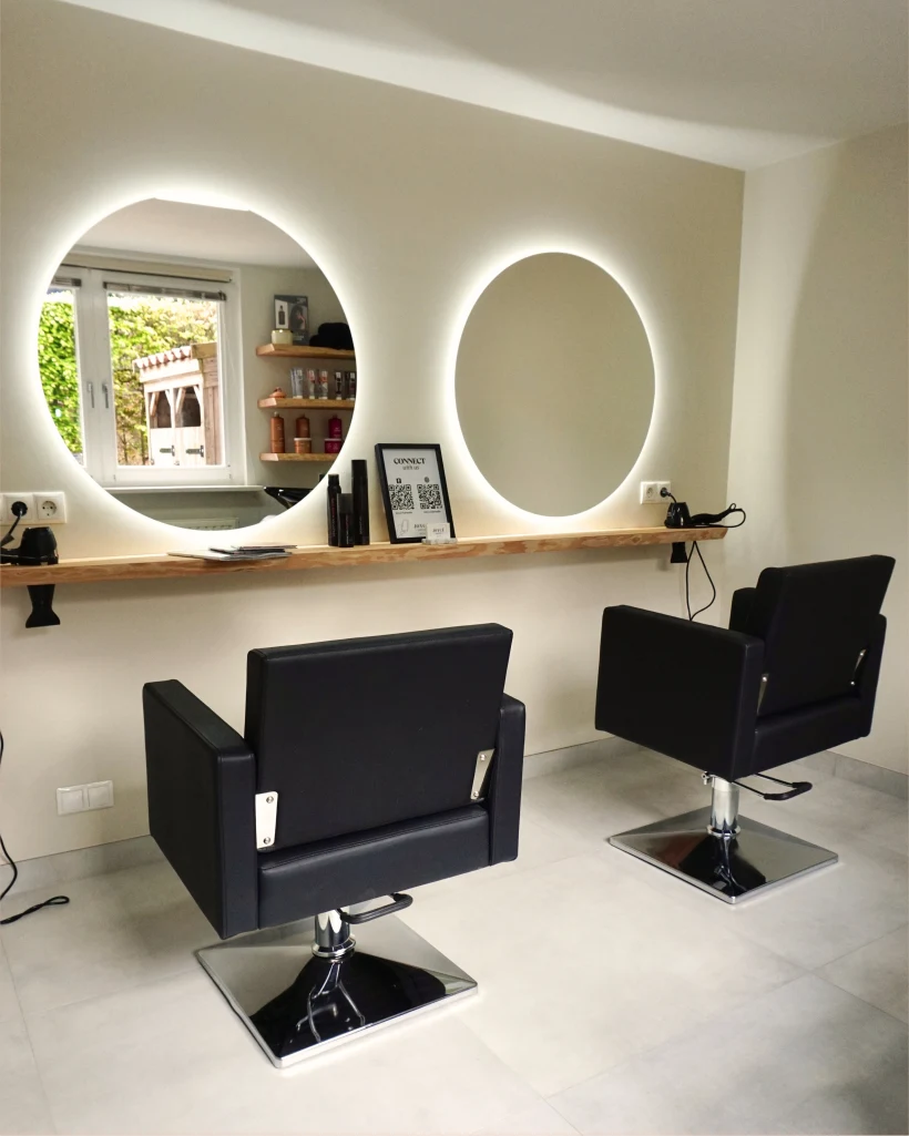 Saloninterieur met ronde verlichte spiegels