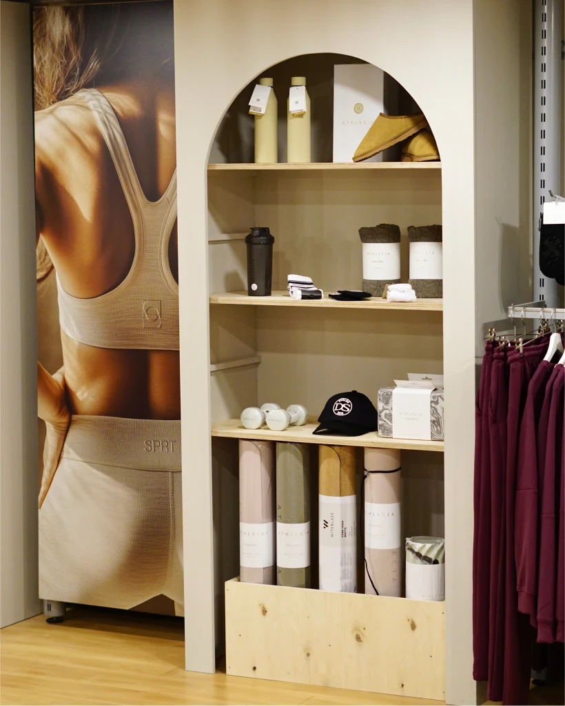 Studio-interieur met een boogkast en verzorgingsproducten