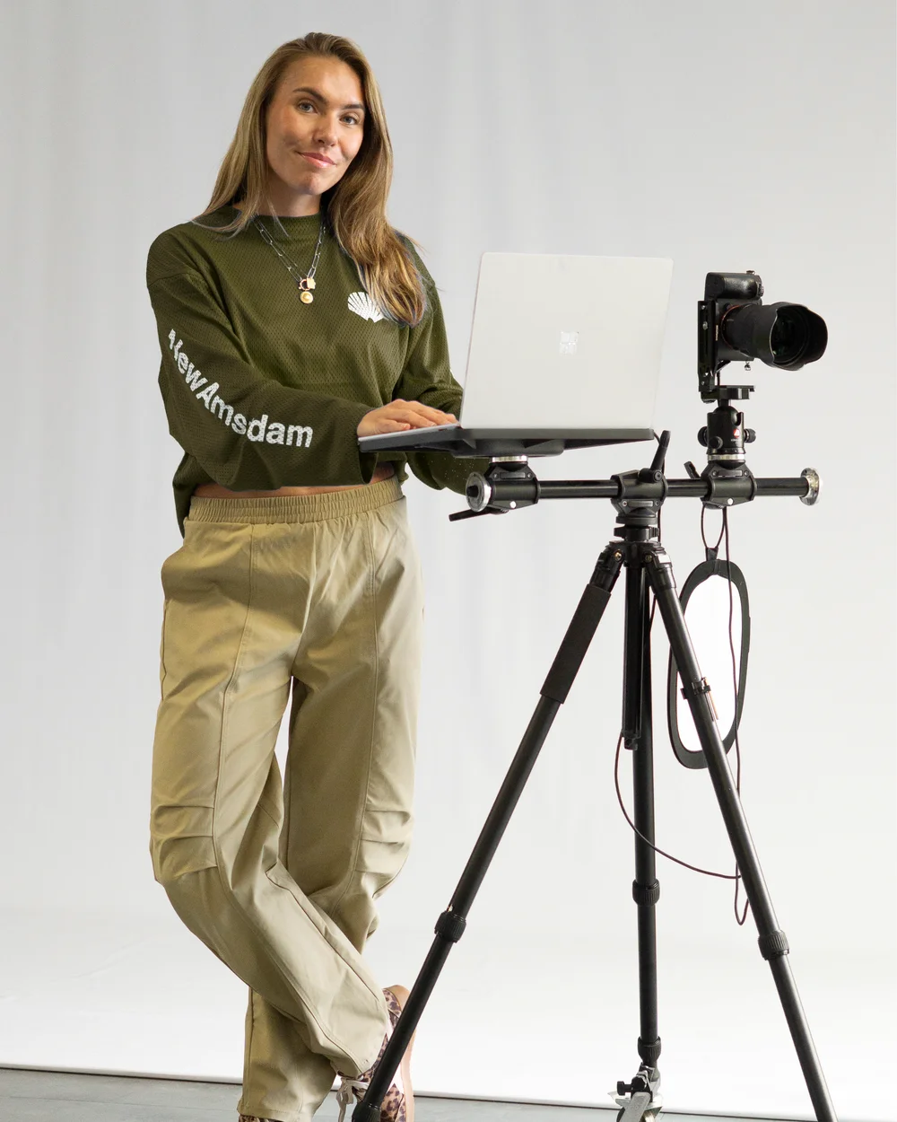 Liz Janssen in de studio met haar camera en laptop